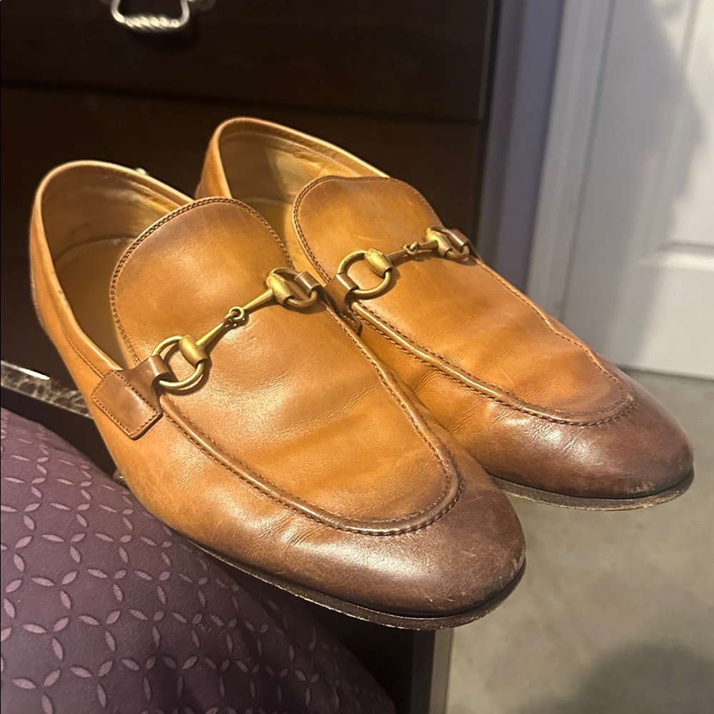 Gucci Men's Jordan’s Leather Loafers with Gold Detail - Picture 2 of 9